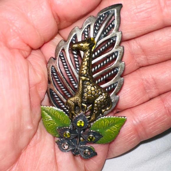 Vintage brooch with giraffe - Picture 1 of 5